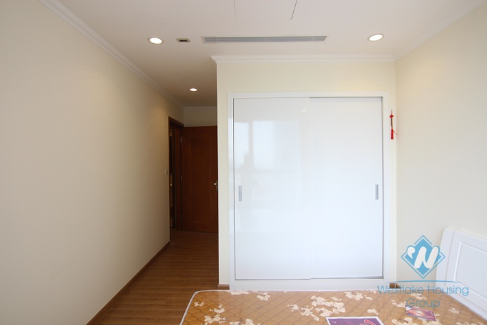Four bedrooms apartment for rent in Vinhome Nguyen Chi Thanh, Dong Da district, Ha Noi